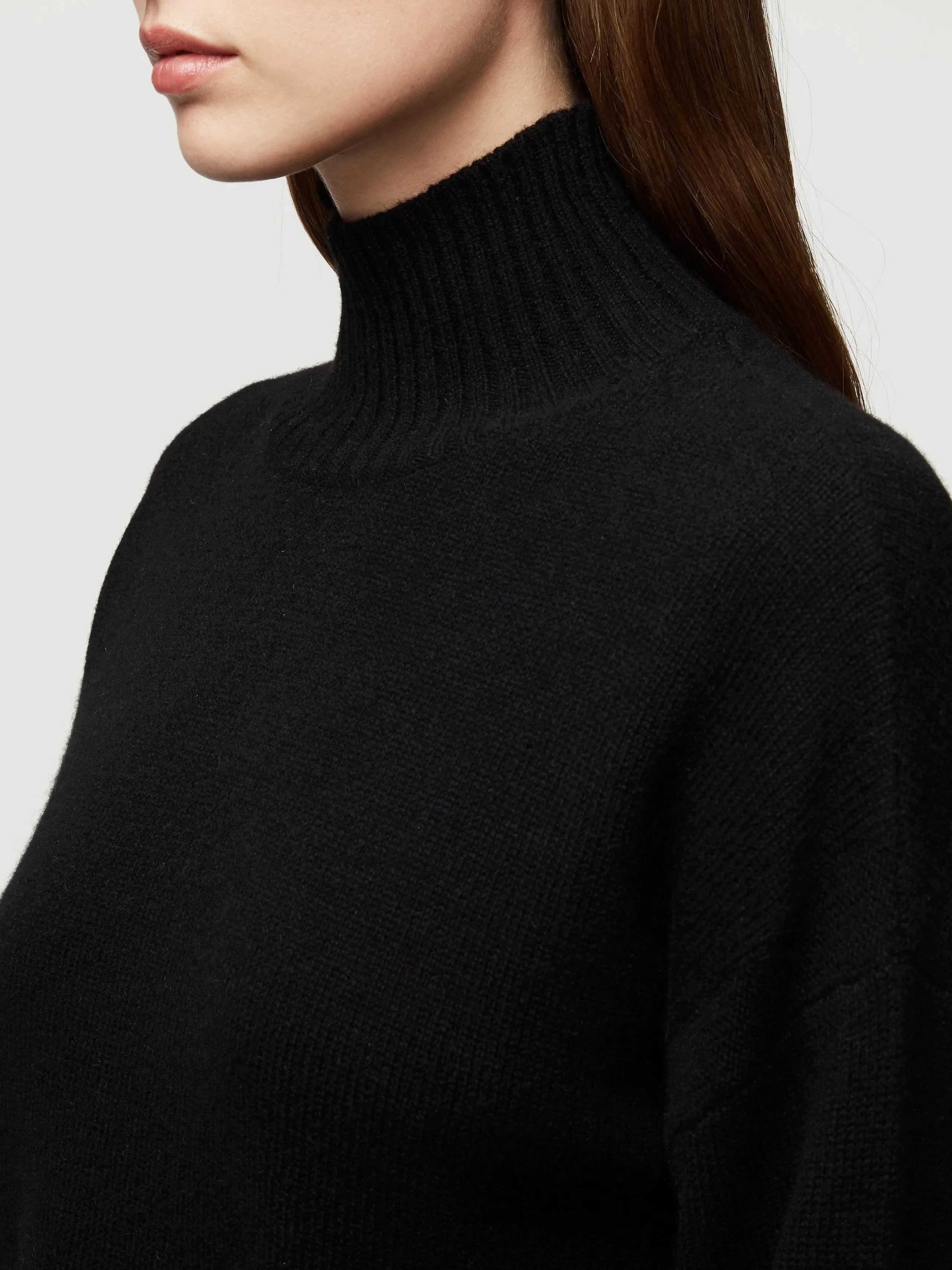 Sustainable Cashmere High Low Turtleneck -- Noir